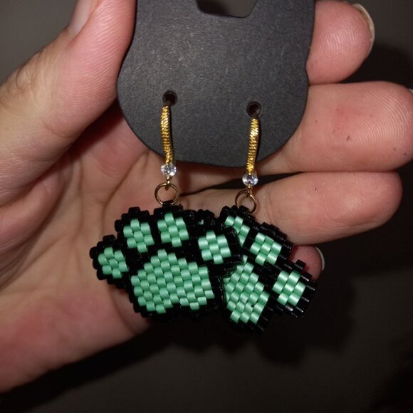 Beaded Paw Print Earrings – 💕 Gift for the pet moms – 18K gold plated hooks - Picture 4 of 5